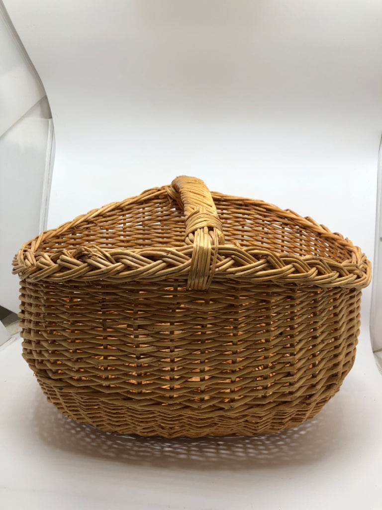 LG WICKER BASKET W/HANDLE.