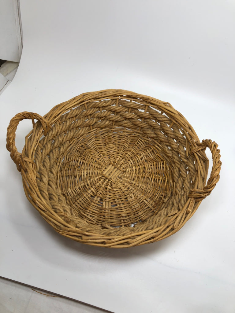 WOVEN ROPE BASKET.