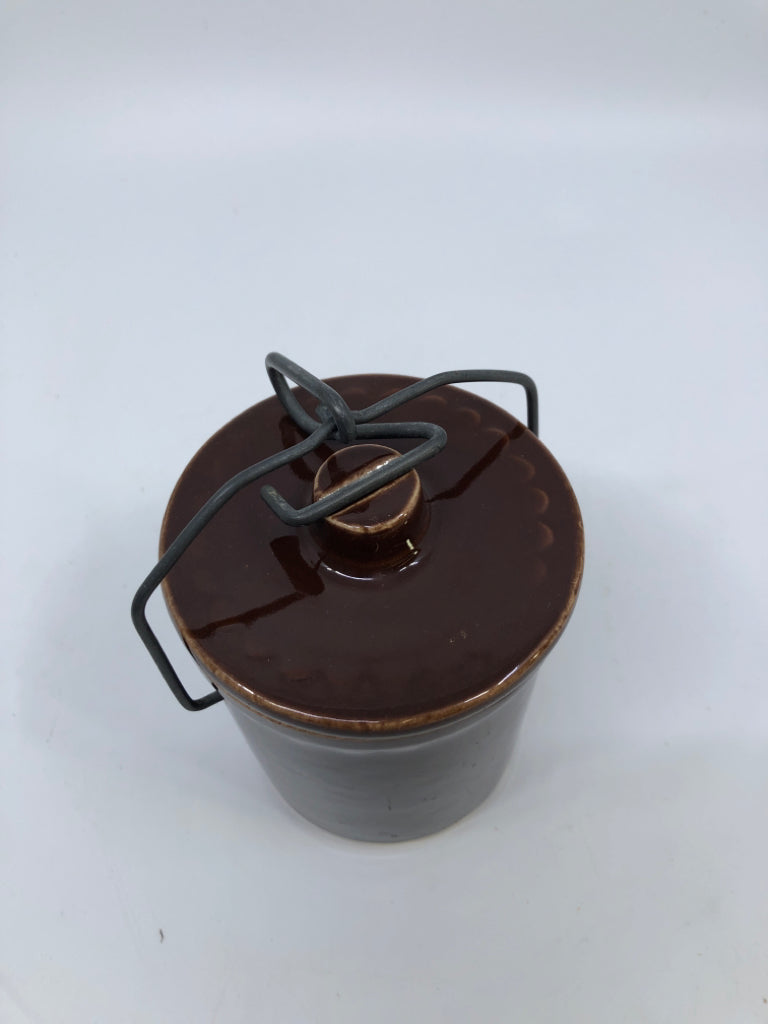 LIGHT BROWN LID CROCK W/ METAL LATCH.