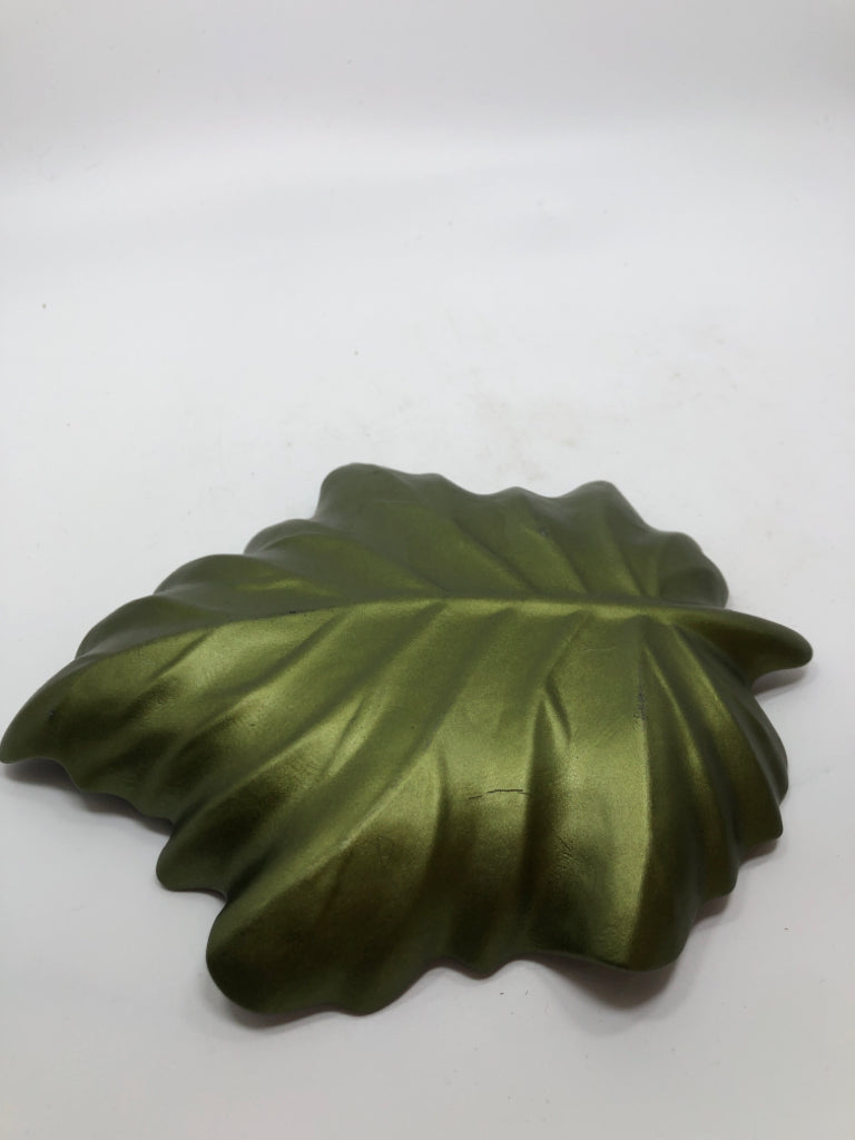 GLOSSY LEAF CATCH-ALL DISH.