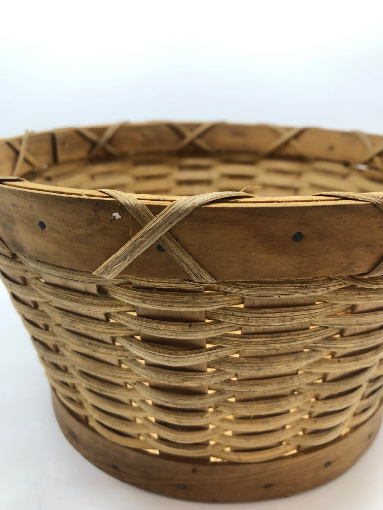 ROUND BASKET W/WOOD HANDLE.