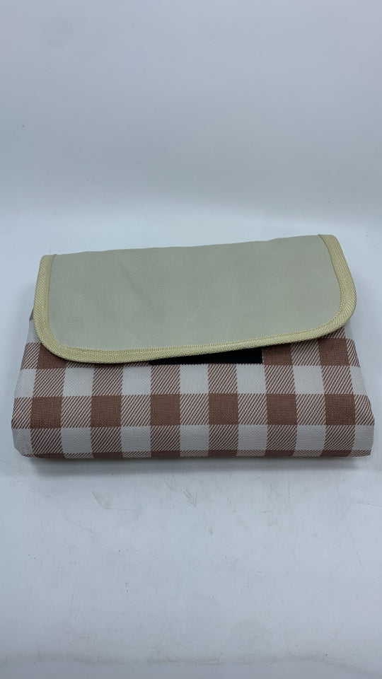 BROWN CHECKERED FOLD-TO-BAG PICNIC BLANKET.
