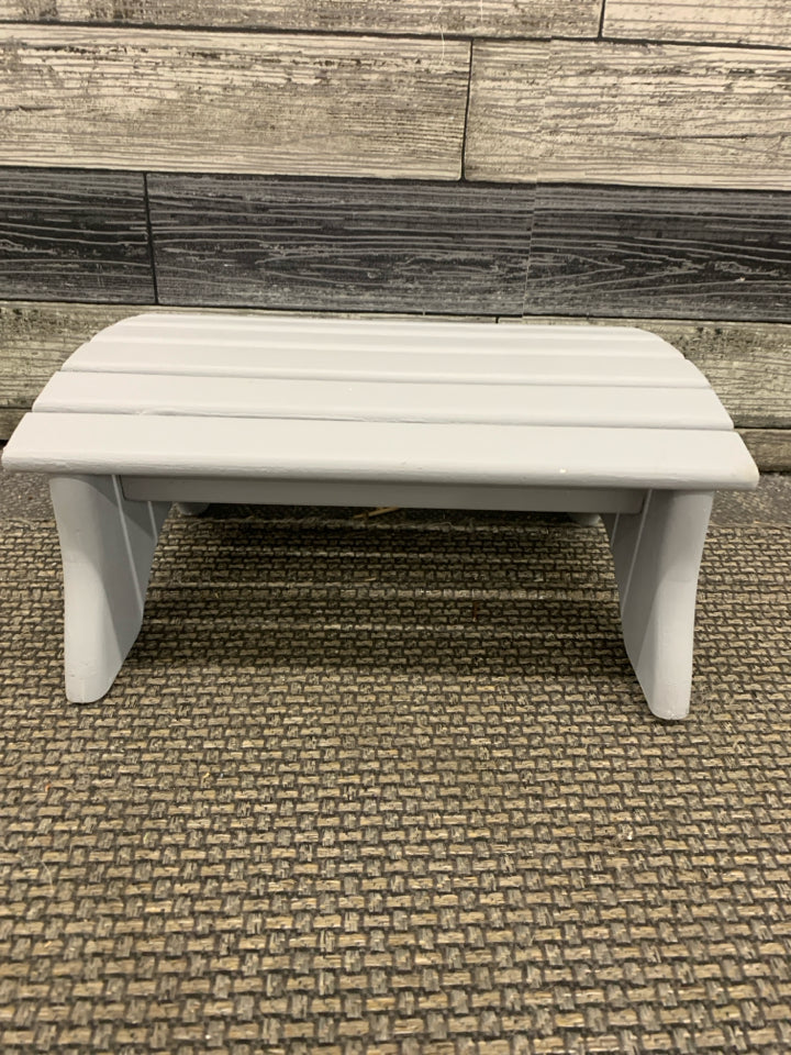 GREY PAINTED WOOD FOOT STOOL.