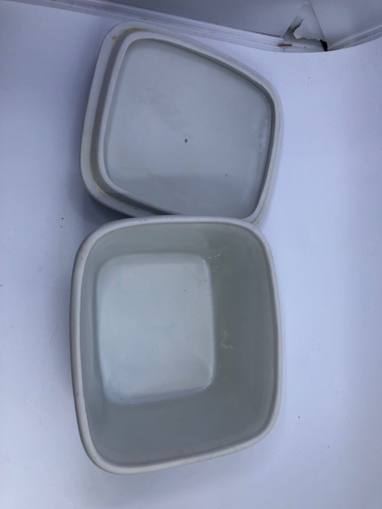 SQUARE WHITE BAKING DISH W/ BLUE FLOWER DESIGN LID.