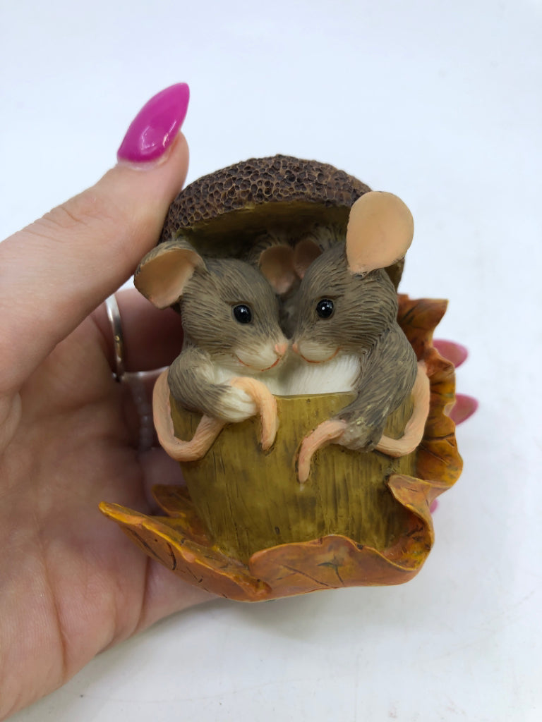CHARMING TAILS "ACORN BUILT FOR TWO" MICE IN ACORN.