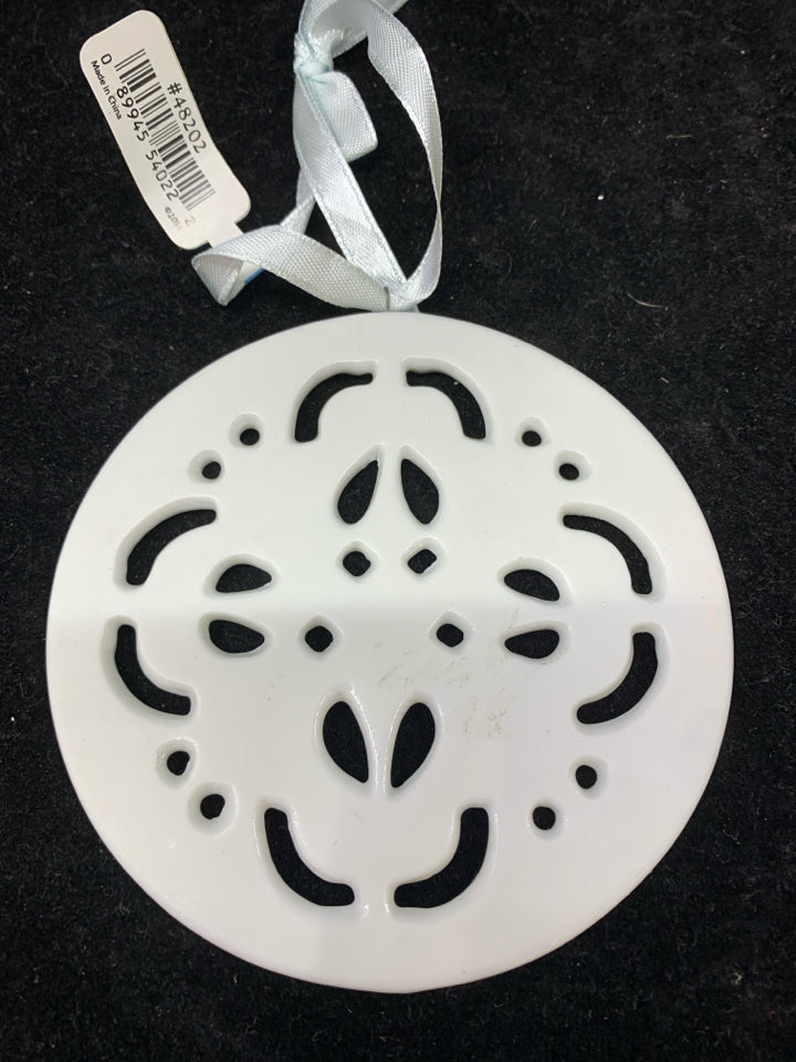 CERAMIC WHITE BLUE EDGE CIRCLE ORNAMENT.