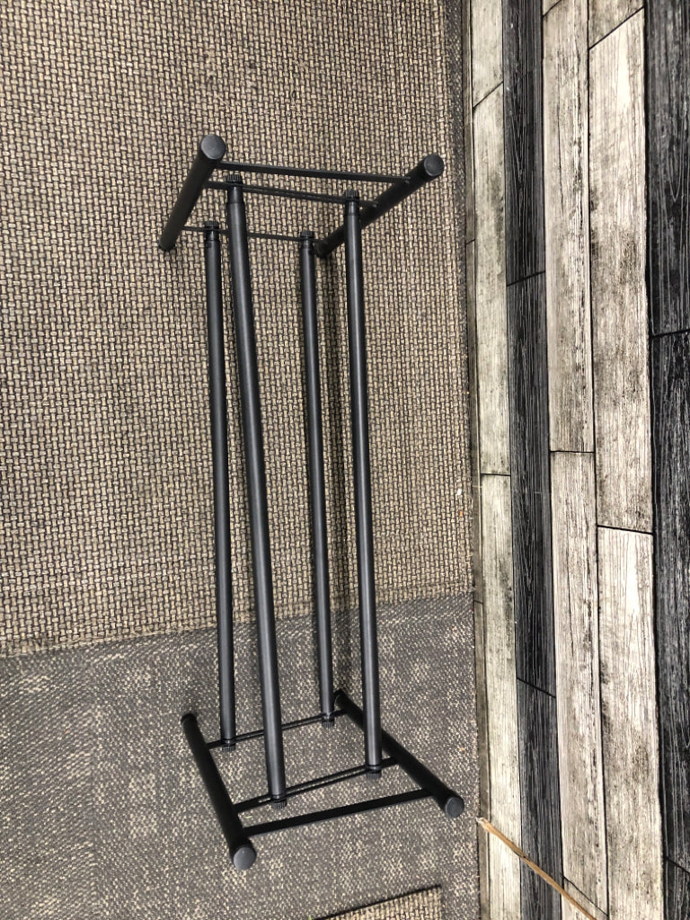 BLACK EXPANDABLE SHOE RACK.