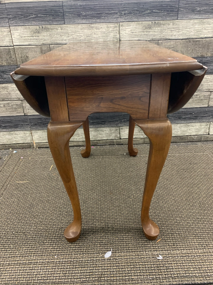 DROP SIDE DK WOOD END TABLE W/CURVED LEGS.