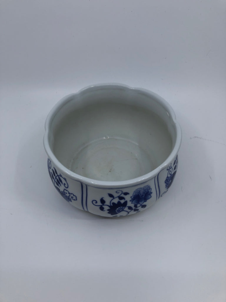 SMALL BLUE AND WHITE ONION PATTERN PLANTER.