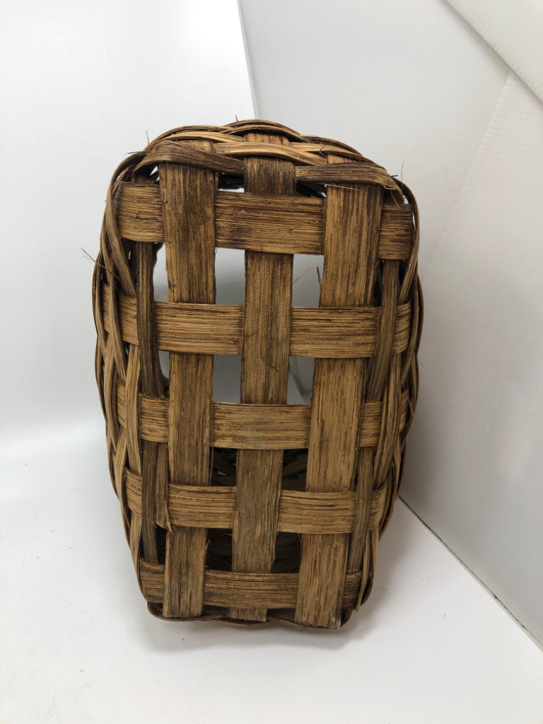 OVAL WOVEN TWO TONE WALL BASKET.