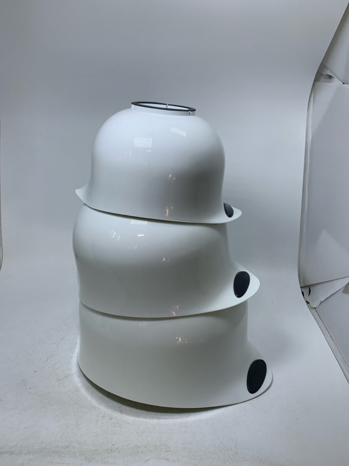 3 PLASTIC NESTING MIXING BOWLS W/ SPOUTS.