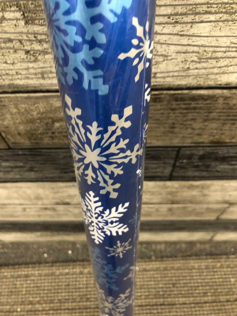 NIP SNOWFLAKE WRAPPING PAPER.
