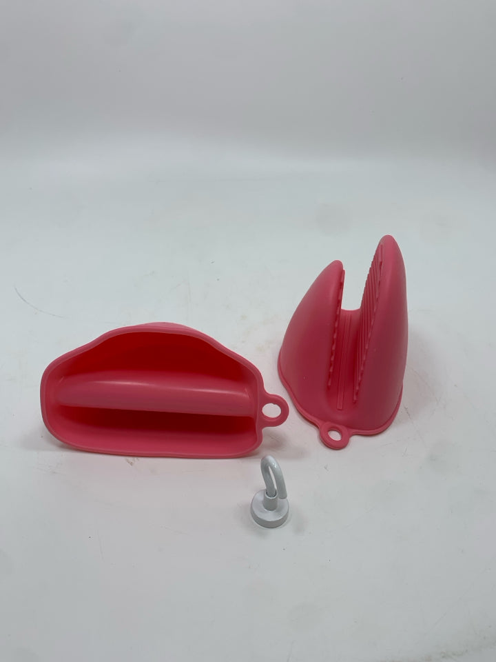 7PC SAFE GRABS PINK SILICONE MICROWAVE TOOLS.