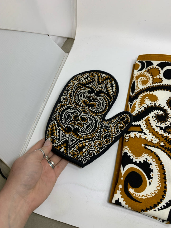 3 PC BROWN/BLACK PAISLEY PATTERN OVEN MITT APRON & KITCHEN TOWEL IN BAG.