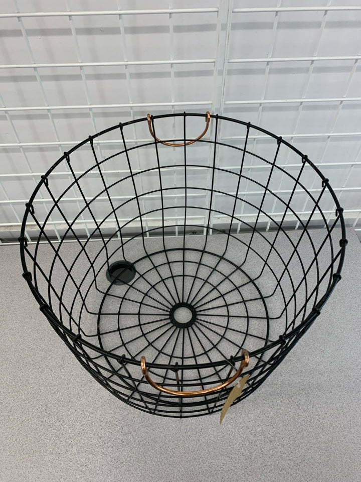 NWT METAL BASKET W/ROSE GOLD HANDLE.