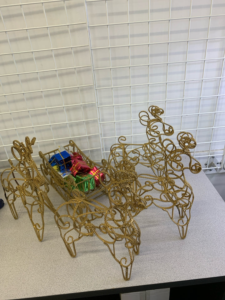 6PC GOLD METAL REINDEER AND SLEIGH SET.