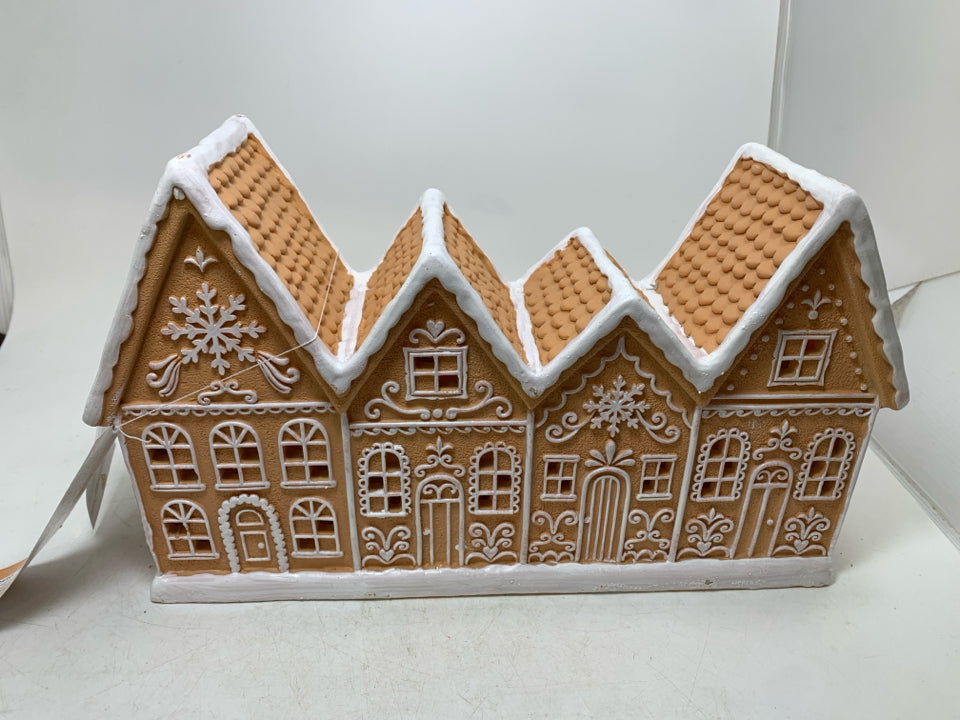 NWT LIGHT UP GINGERBREAD HOUSE.