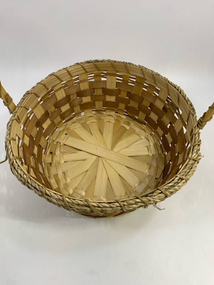 ROUND BLONDE BASKET W/HANDLE.