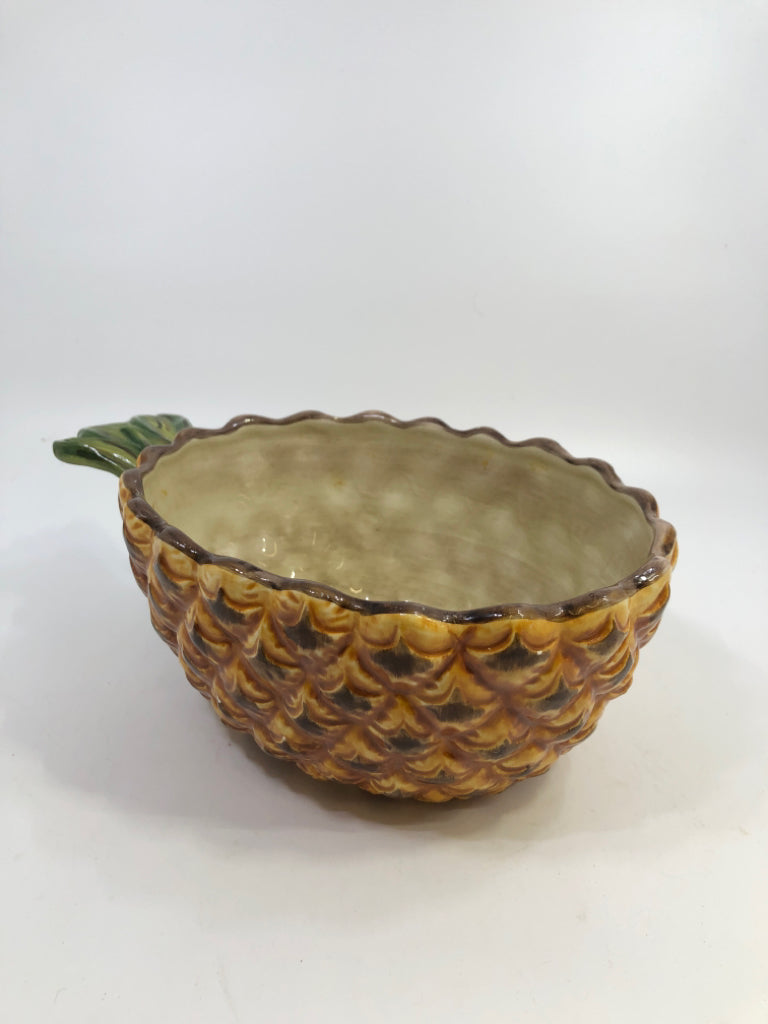 CERAMIC PINEAPPLE SERVING BOWL.