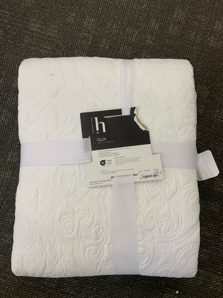 NWT FLORAL STITCHED QUEEN/FULL WHITE QUILT.