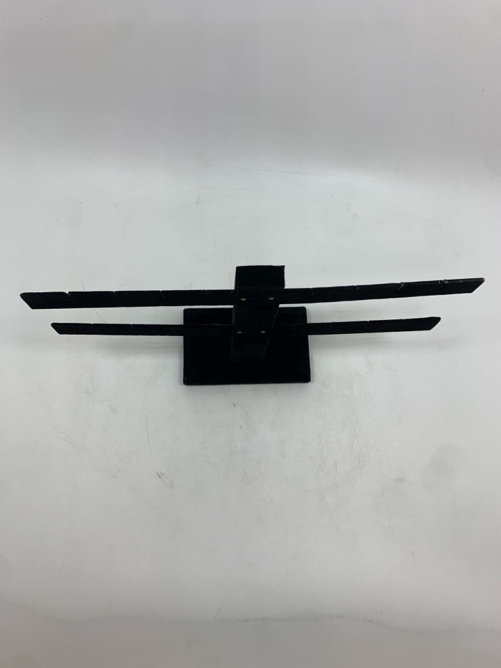 SM VELVET JEWELRY HOLDER.