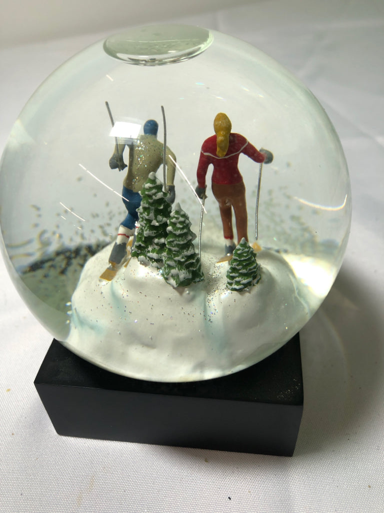 SKIERS SNOW GLOBE.
