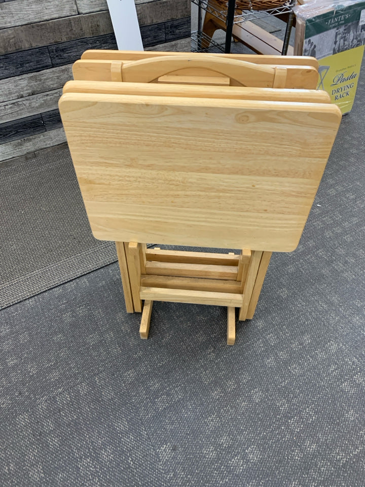 BLONDE WOOD 4 PC TV TRAY SET W STAND.