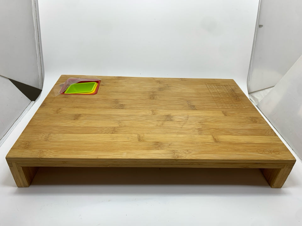 BAMBOO CUTTING BOARD W/4 SILICONE MEASURING CUPS.