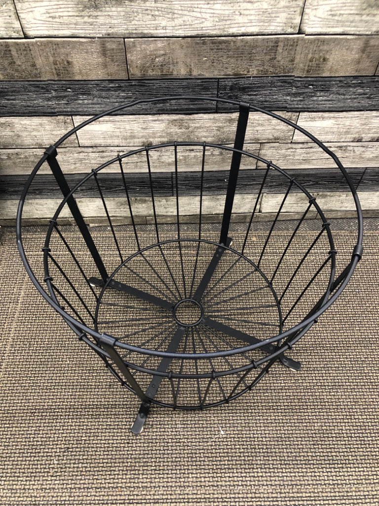 BLACK METAL BASKET SIDE TABLE.