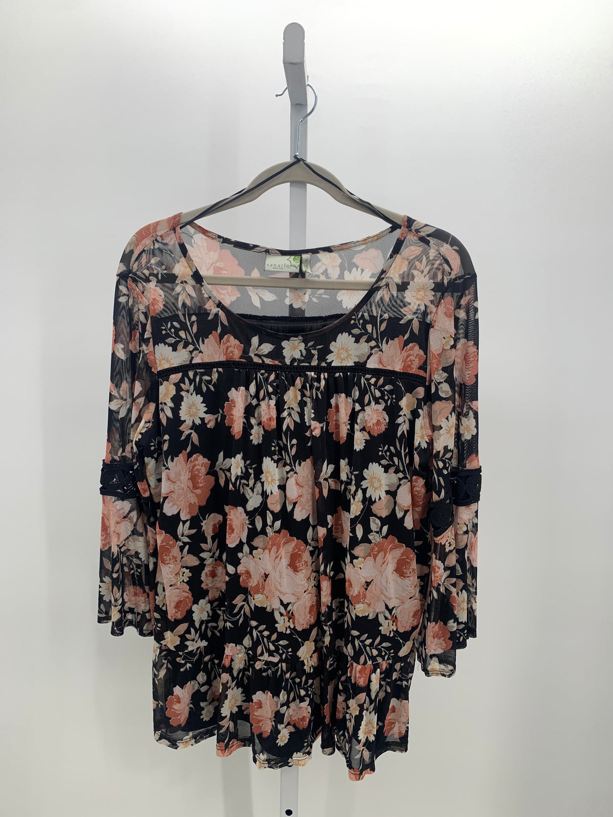 Size Extra Large Misses 3/4 Sleeve Shirt