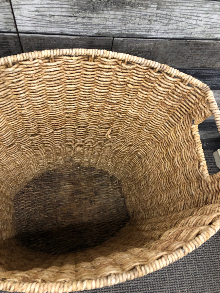 BROWN WICKER LAUNDRY BASKET W/METAL HANDLE.