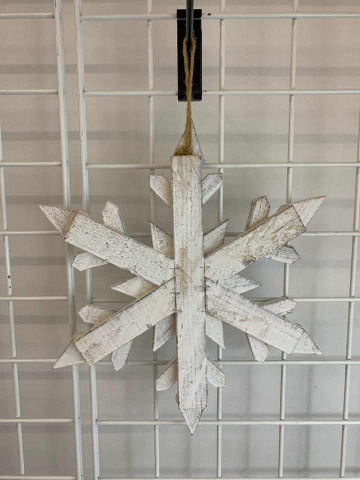 MED WOODEN SPARKLY SNOWFLAKE WALL HANGING.