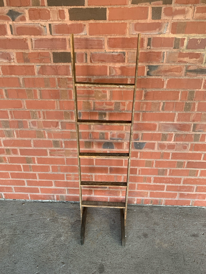 PRIMITIVE WOOD BLANKET RACK W DECORATIVE SHALL.