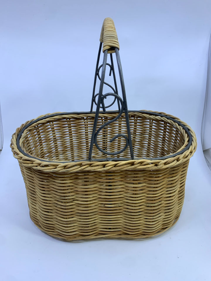 WOVEN WICKER BASKET W/METAL STRUCTURE & HANDLE.