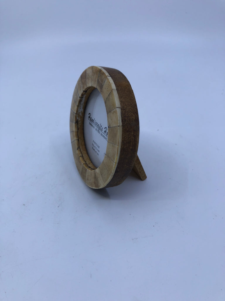 WOOD HANDMADE MINI CIRCLE PICTURE FRAME.