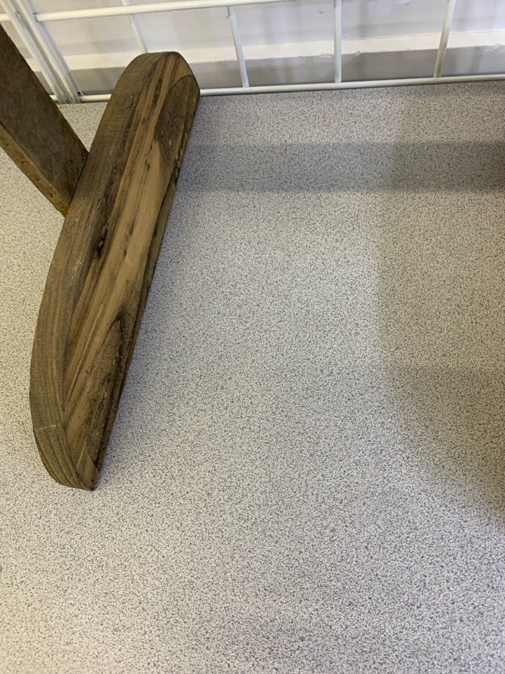 PRIMITIVE WOOD LADDER DECOR.