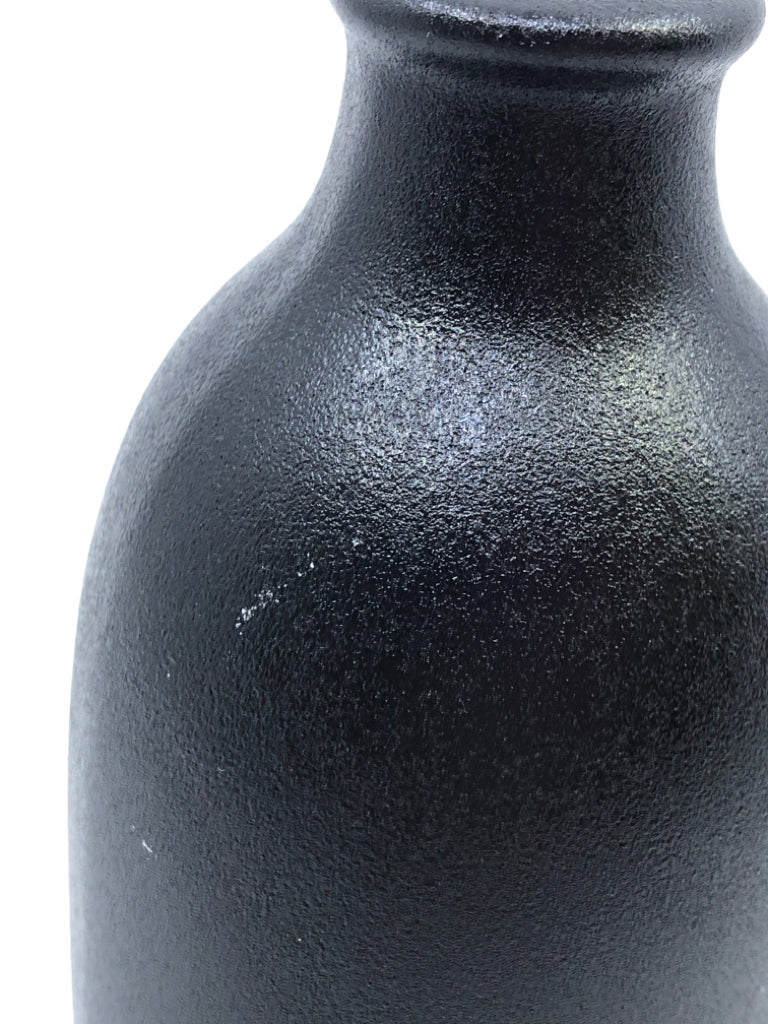 BLACK SKINNY NECK VASE.
