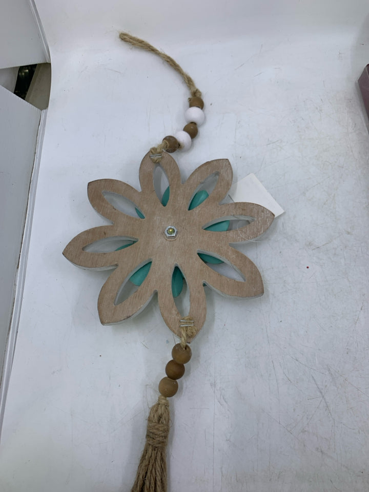DISTRESSED FLOWER W/ TASSEL TEAL METAL.