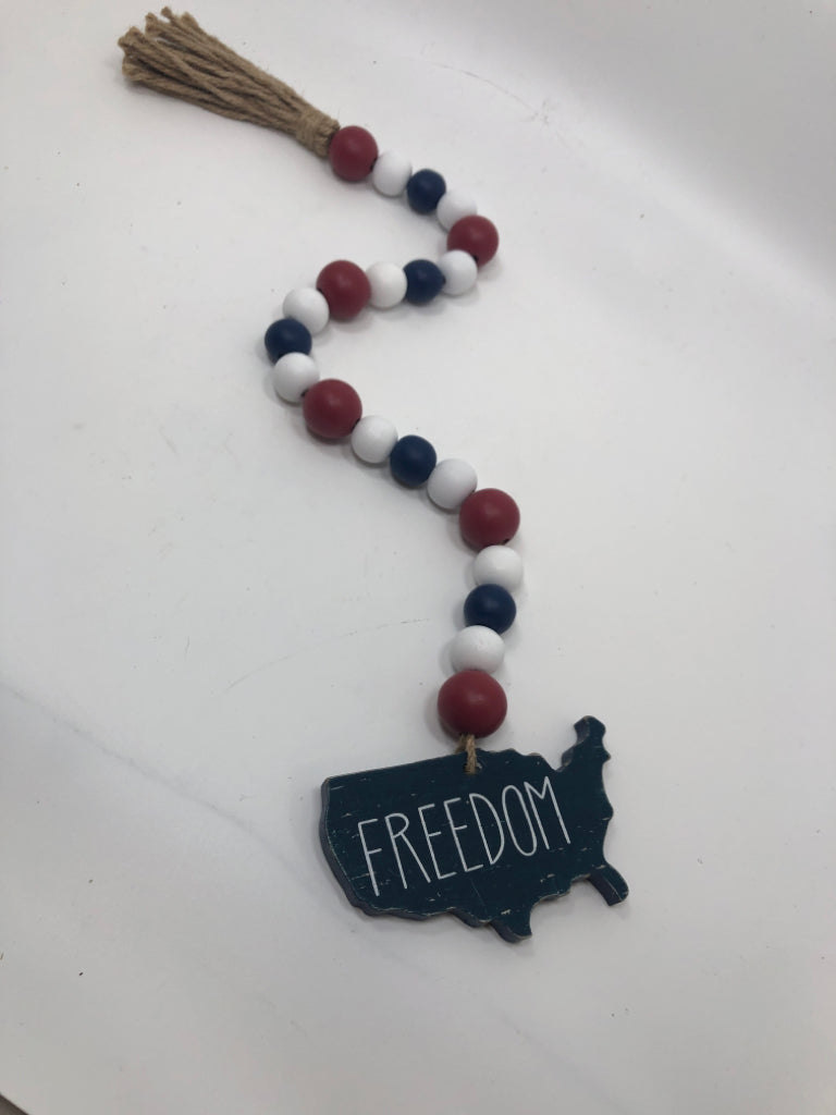 AMERICANA "FREEDOM" BEADED GARLAND.