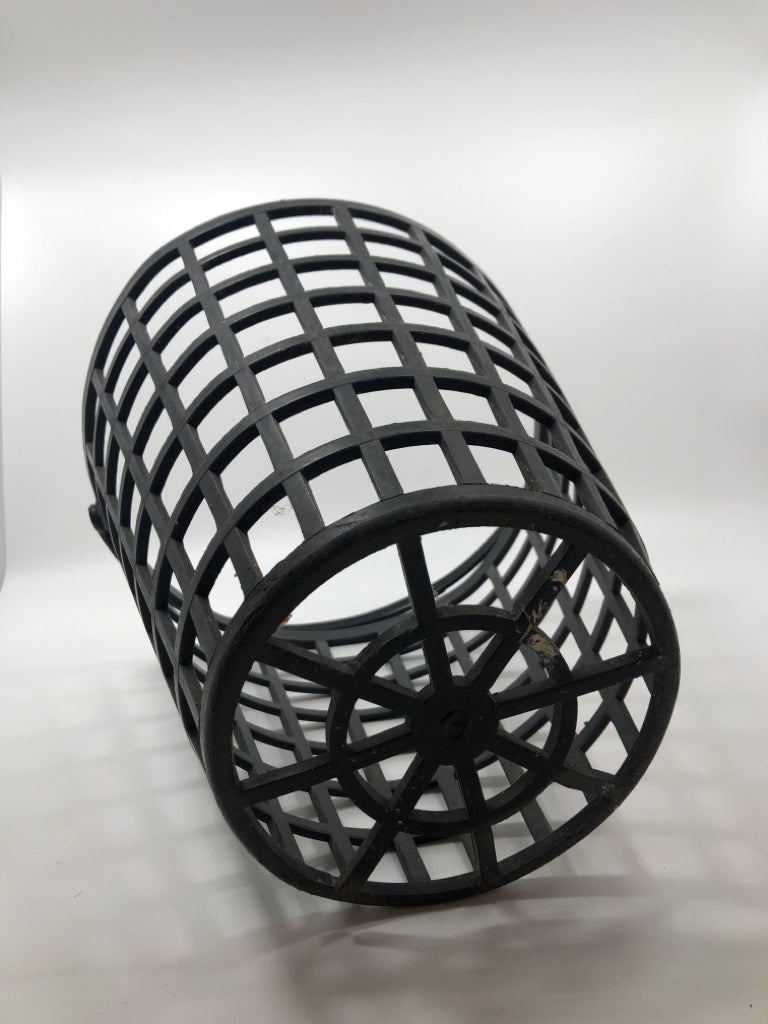 METAL BASKET W/HANDLE.