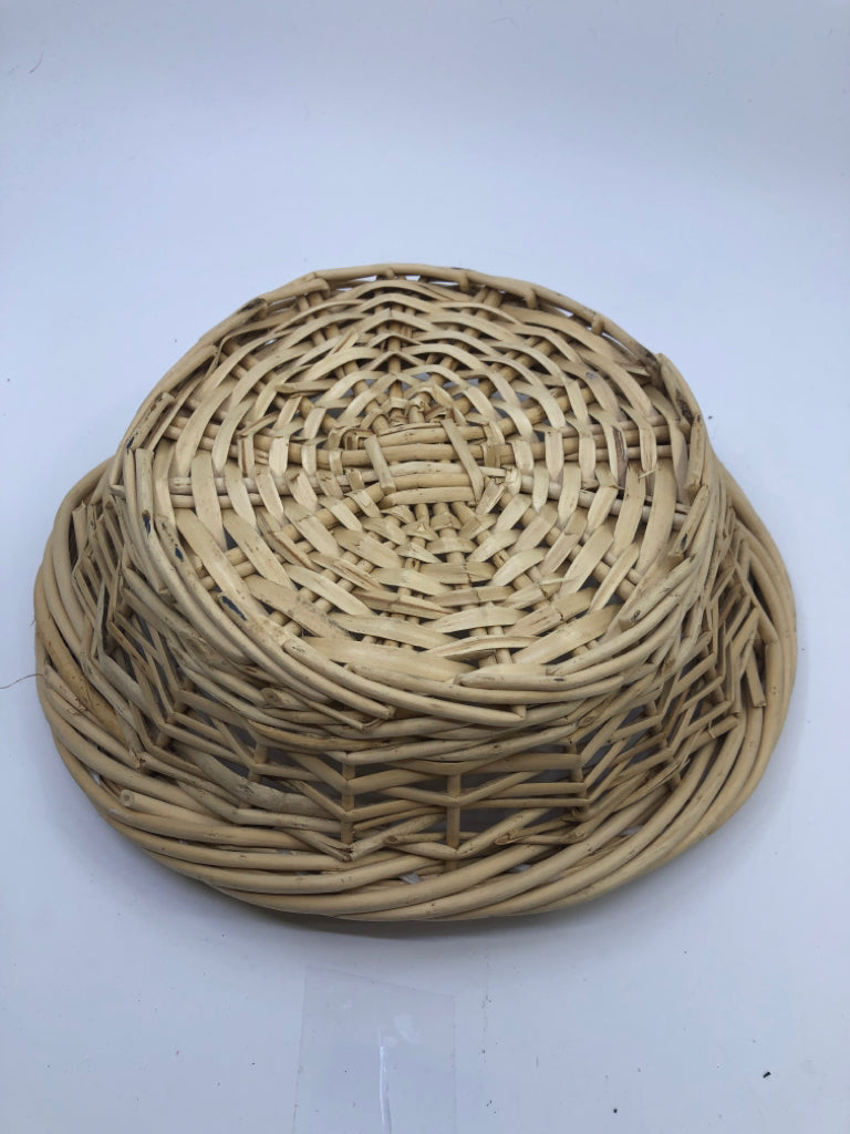 BLONDE OVAL BASKET.