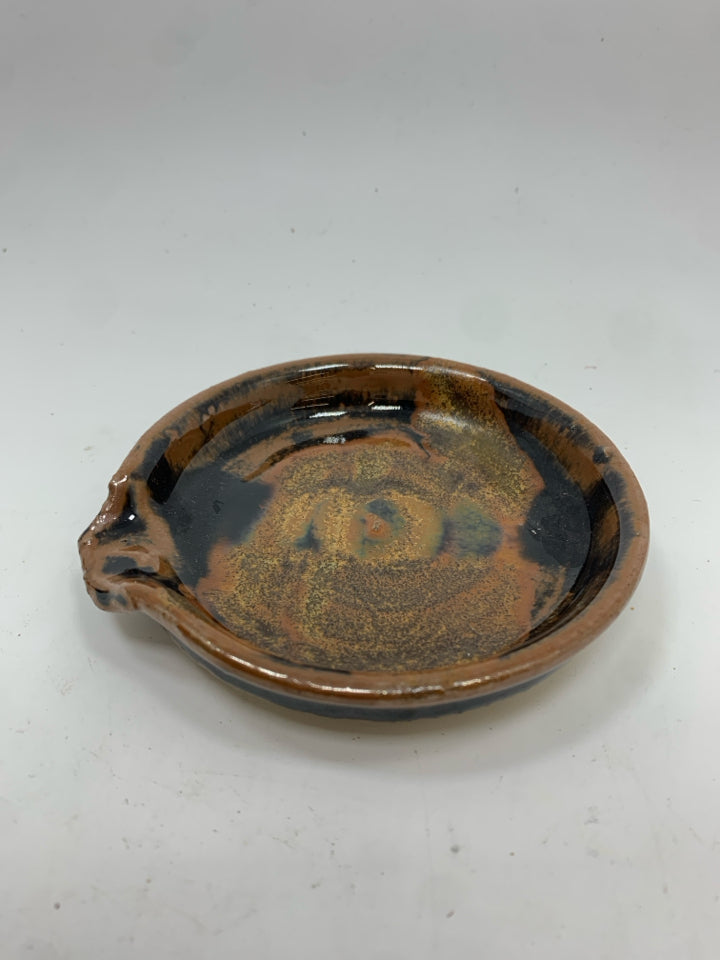 BROWN/BLACK GLAZED POTTERY DISH.