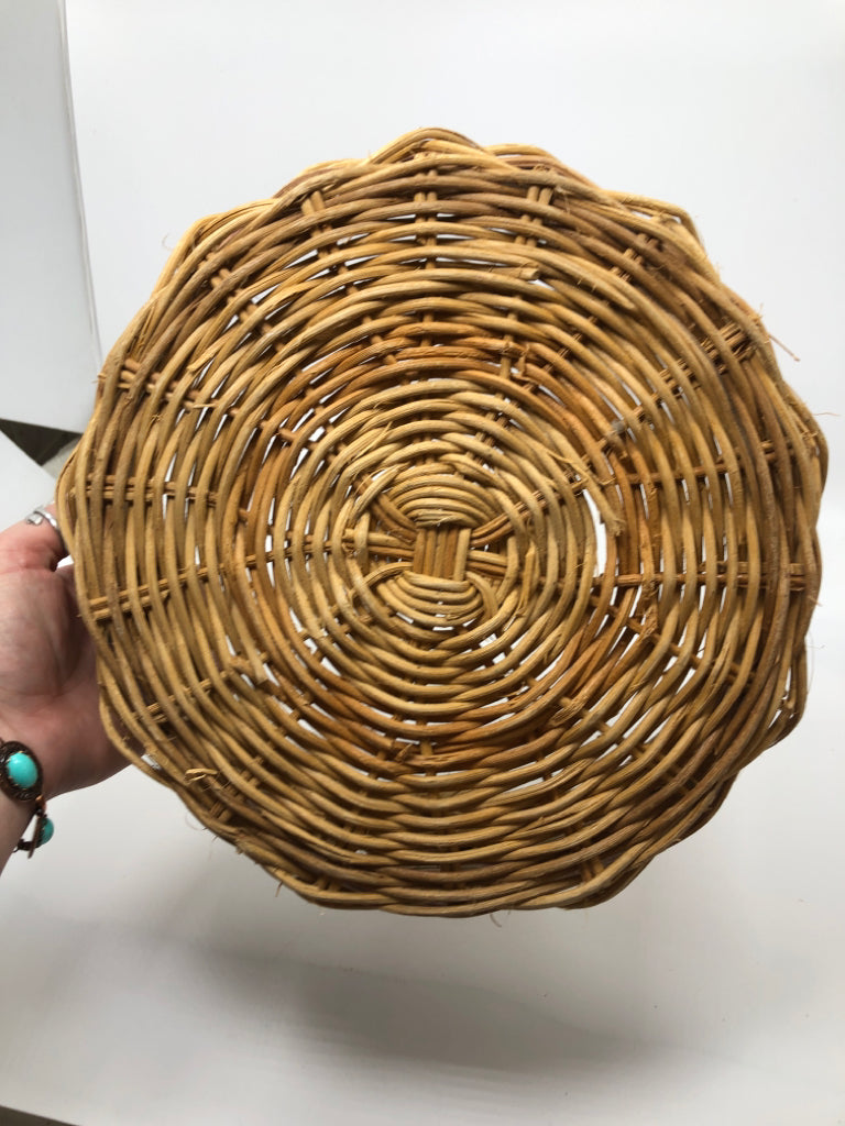ROUND WICKER BASKET TRAY W/HANDLES.