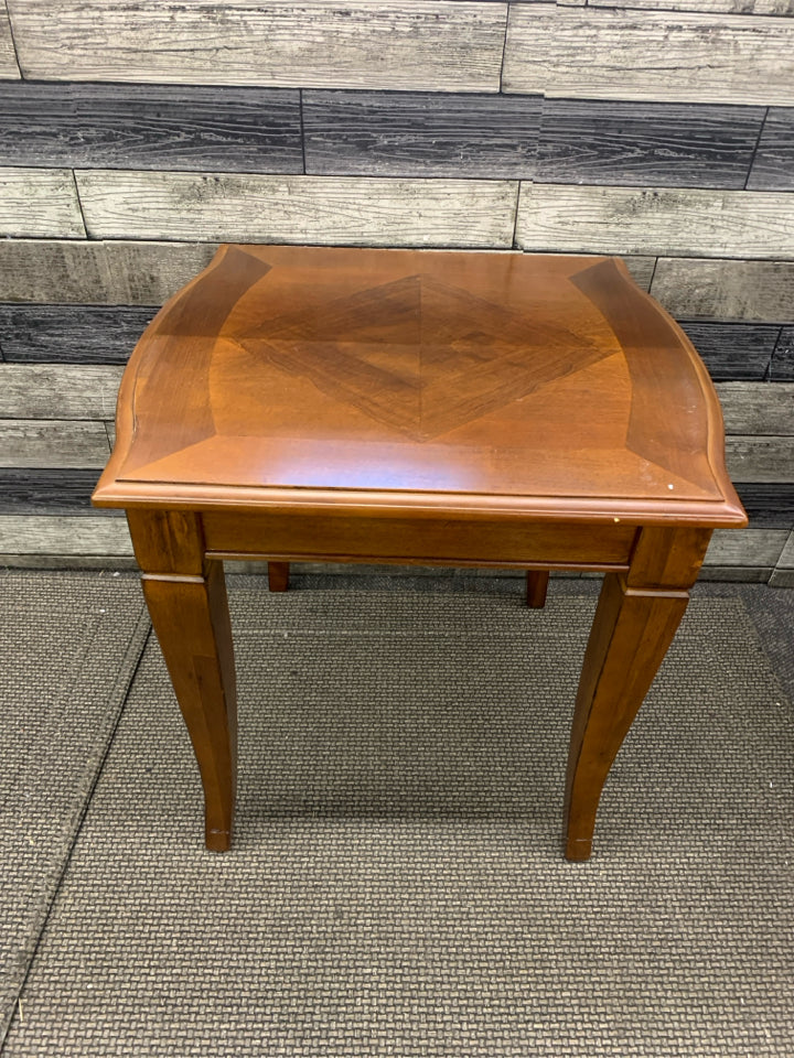VTG DARK WOOD SQUARE SIDE TABLE.