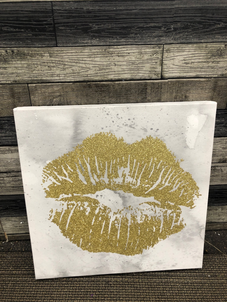 GLITTER LIPS CANVAS.