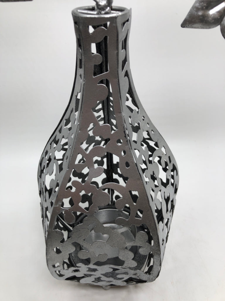WELDED FLOWERS IN VASE TEA LIGHT HOLDER.