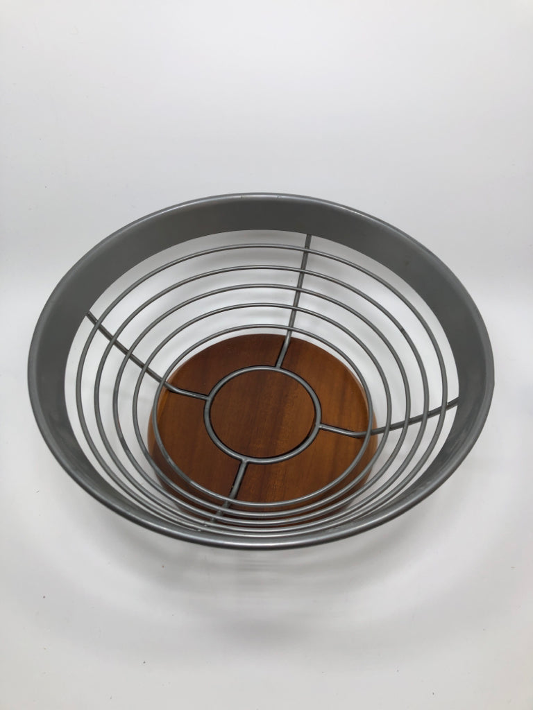 METAL/WOOD FRUIT BOWL.
