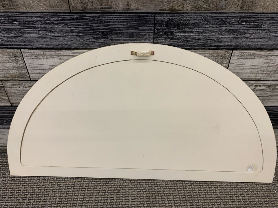 ANTIQUE WHITE DISTRESSED ARCH MIRROR.