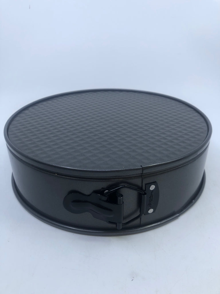 LARGE SPRING FORM PAN.