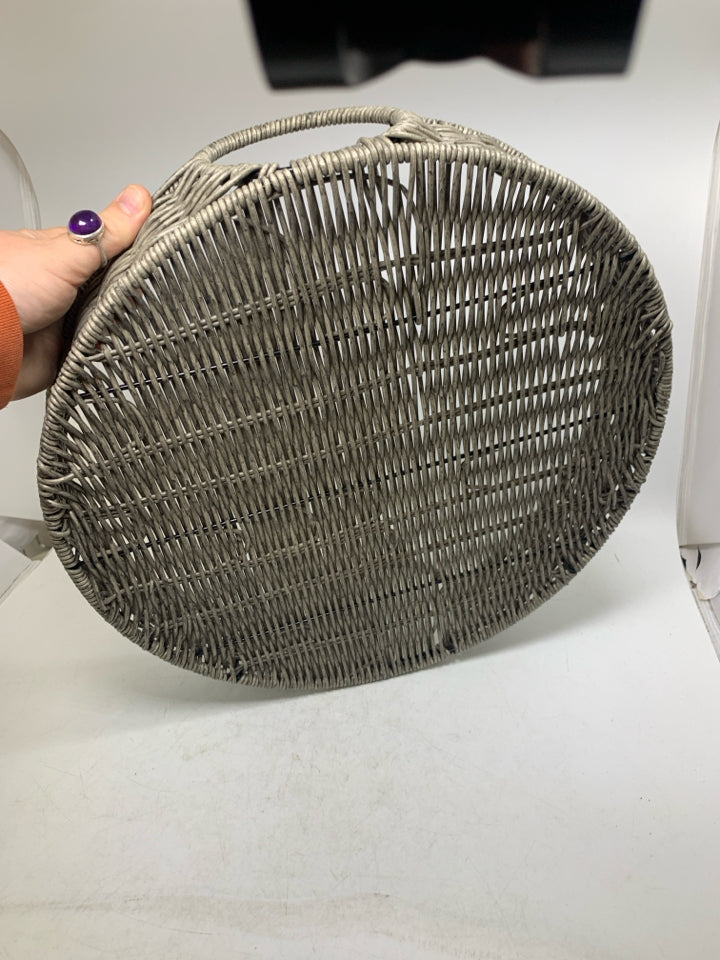 PLASTIC WOVEN CIRCLE TRAY.